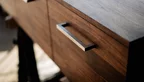 Hänge Lowboard aus Massivholz Nussbaum mit Griff