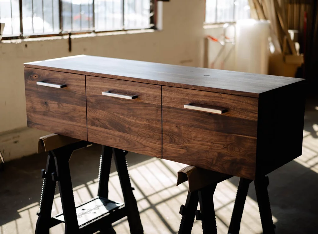 Lowboard Massivholz Nussbaum in hängender Ausführung Lowboard Massivholz Nussbaum in hängender Ausführung