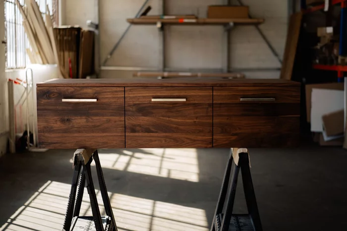 Lowboard Massivholz aus edlem Nussbaumholz hängend nach deinen Maßen Modell CRA
