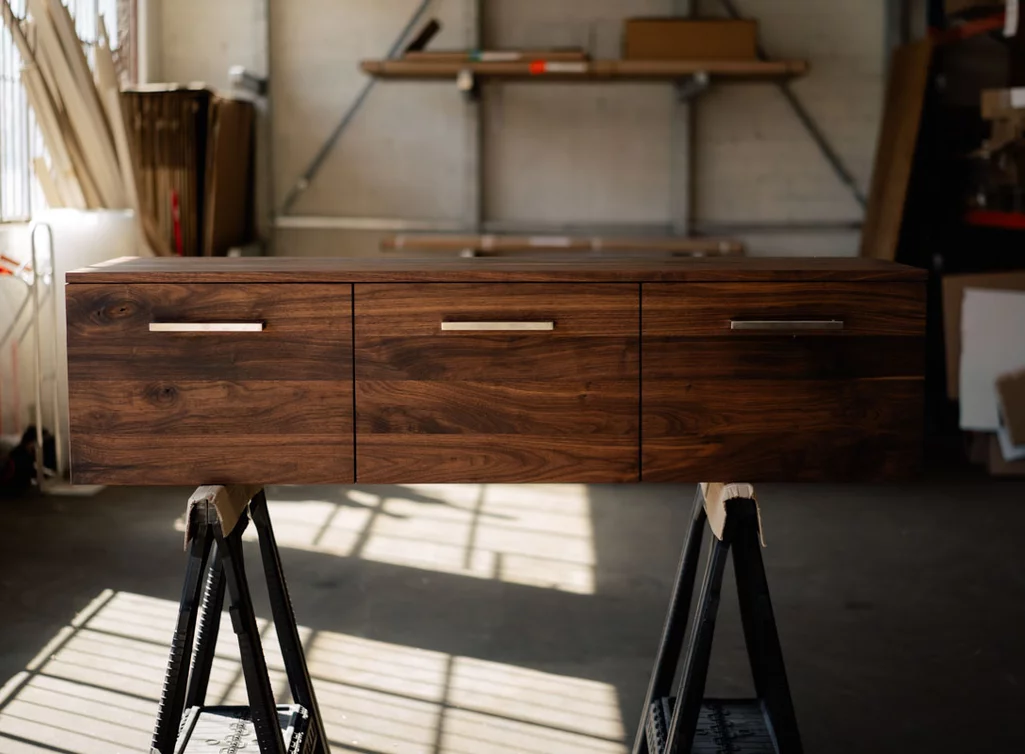 Lowboard Massivholz aus edlem Nussbaumholz hängend nach deinen Maßen Modell CRA Lowboard Massivholz aus edlem Nussbaumholz hängend nach deinen Maßen Modell CRA