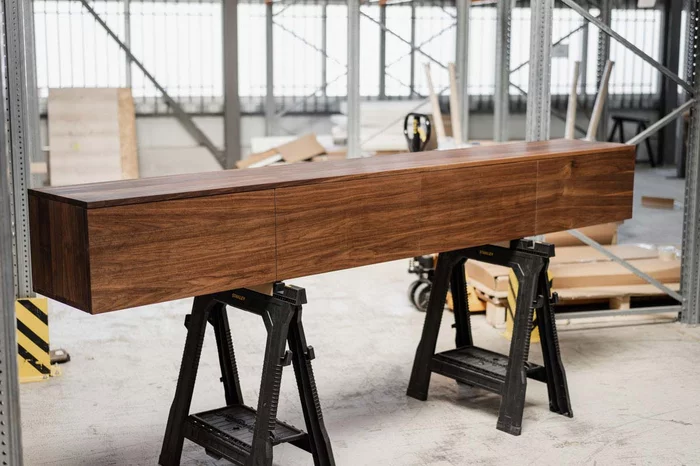 Sideboard mit Wandaufhängung Nussbaum massiv