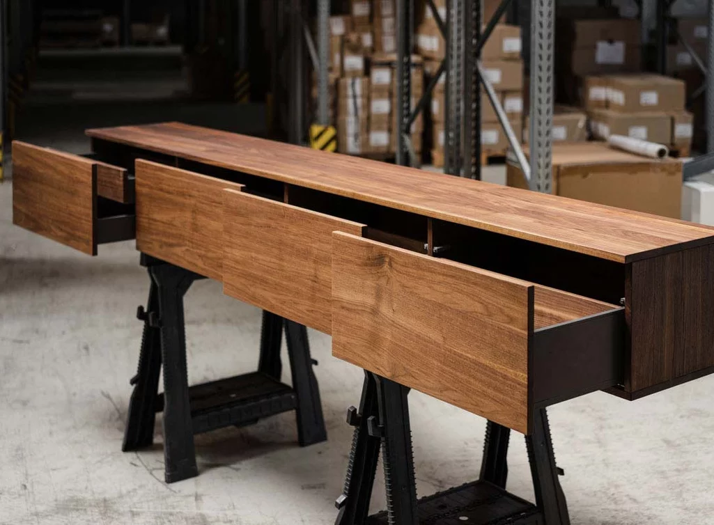 Hänge Sideboard mit vier Schubladen Hänge Sideboard mit vier Schubladen
