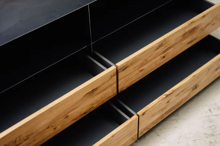 Sideboard aus Stahl mit Eichenholz kombiniert