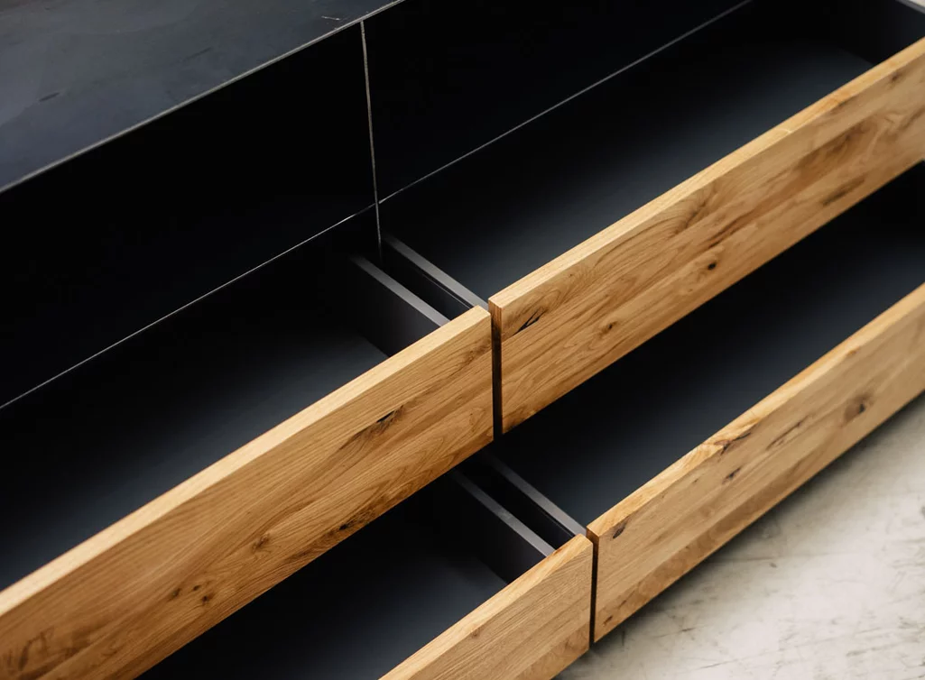 Sideboard aus Stahl mit Eichenholz kombiniert Sideboard aus Stahl mit Eichenholz kombiniert