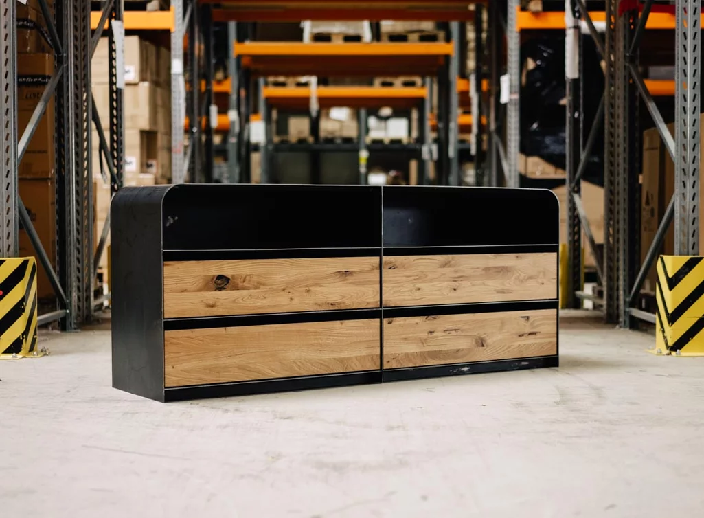 Modernes Stahl Sideboard mit Eichefronten mit gerundeten Kanten Modernes Stahl Sideboard mit Eichefronten mit gerundeten Kanten