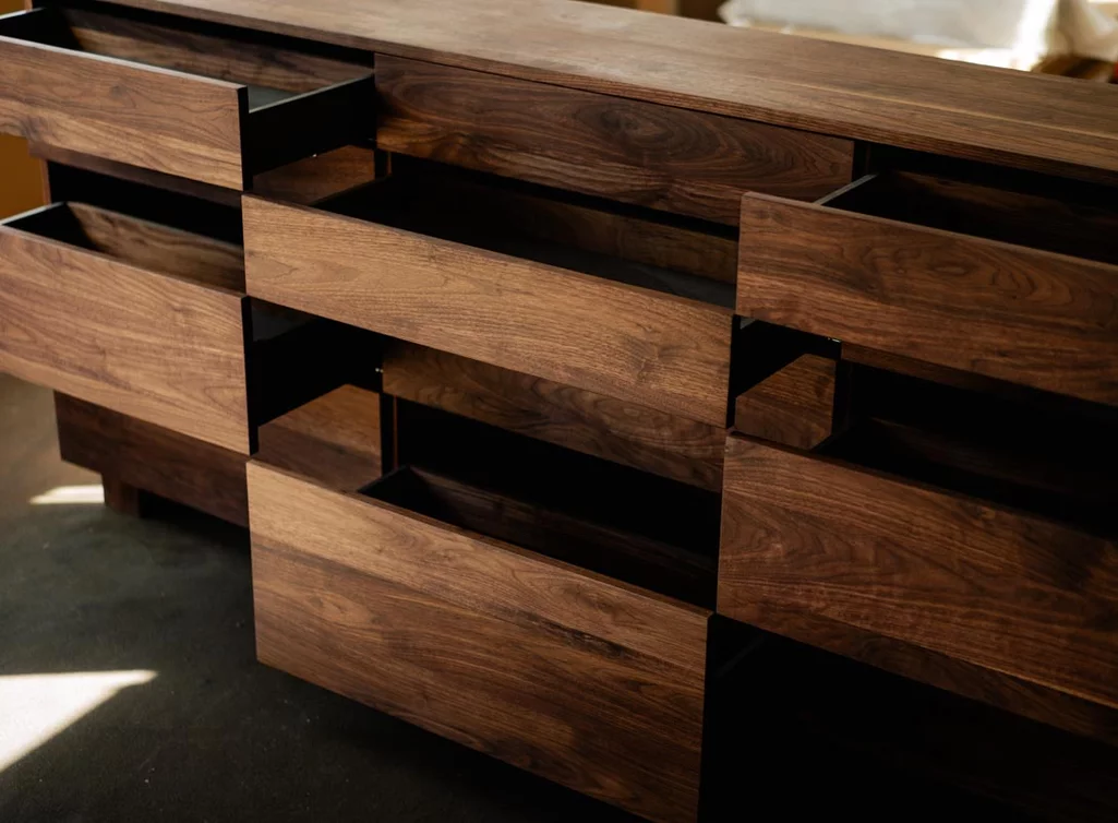 Nussbaum Kommode mit viel Stauraum nach deinen Maßen gefertigt