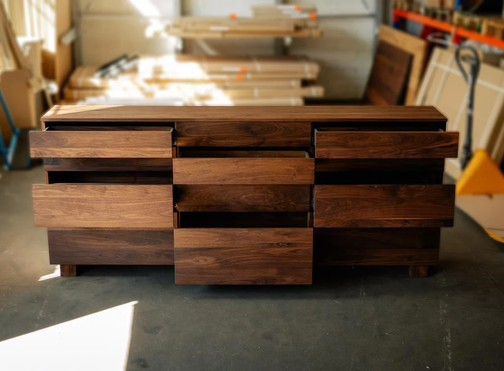 Schubladenkommode Nussbaum aus massivem Holz gefertigt
