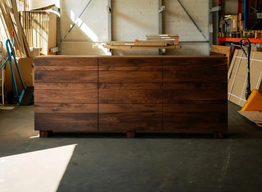 Nussbaum Kommode aus amerikanischem Nussbaum gefertigt