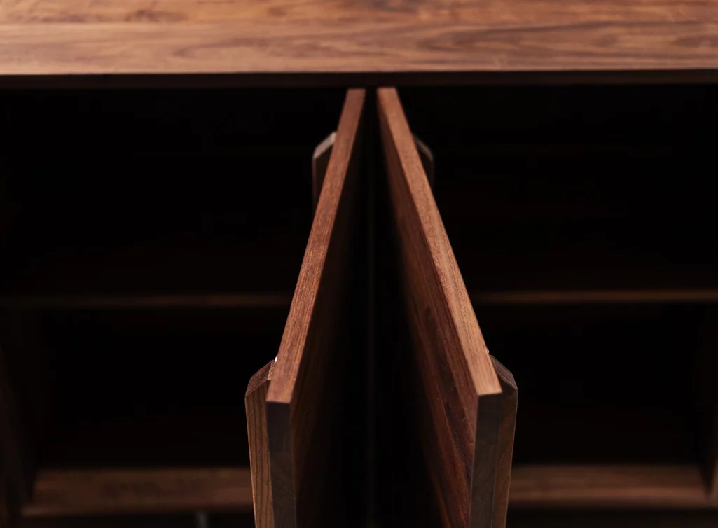 Schranktüren aus hochwertigem Nussbaumholz massiv Schranktüren aus hochwertigem Nussbaumholz massiv