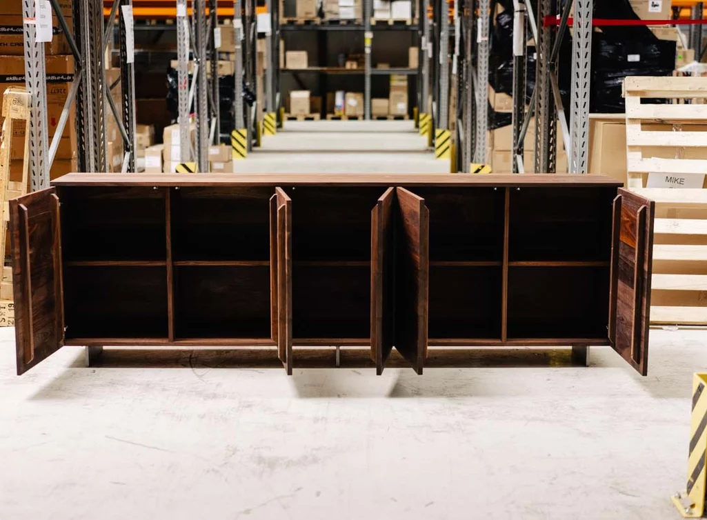 Sideboard nach Maß mit fünf Türen mit viel Stauraum Sideboard nach Maß mit fünf Türen mit viel Stauraum