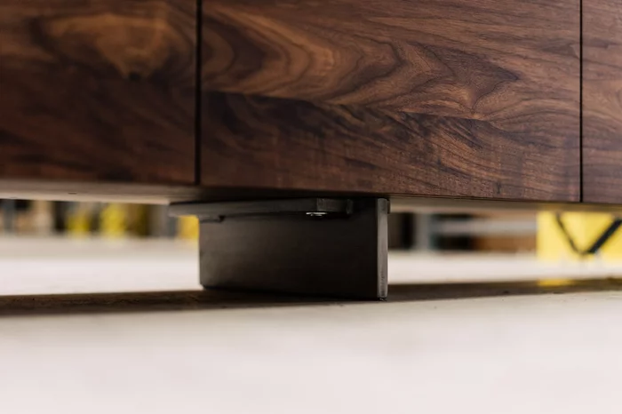 Nussbaum Sideboard getragen von massiven Rohstahl Füße