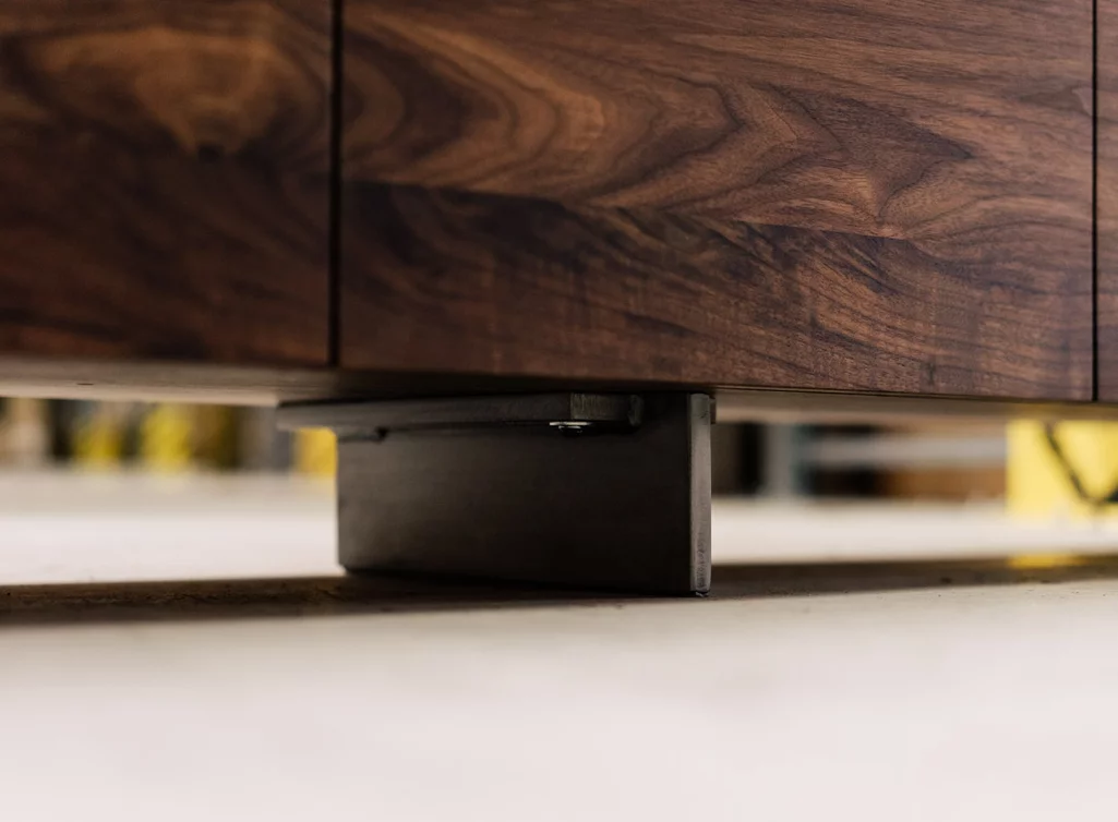 Nussbaum Sideboard getragen von massiven Rohstahl Füße Nussbaum Sideboard getragen von massiven Rohstahl Füße