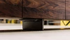 Nussbaum Sideboard getragen von massiven Rohstahl Füße