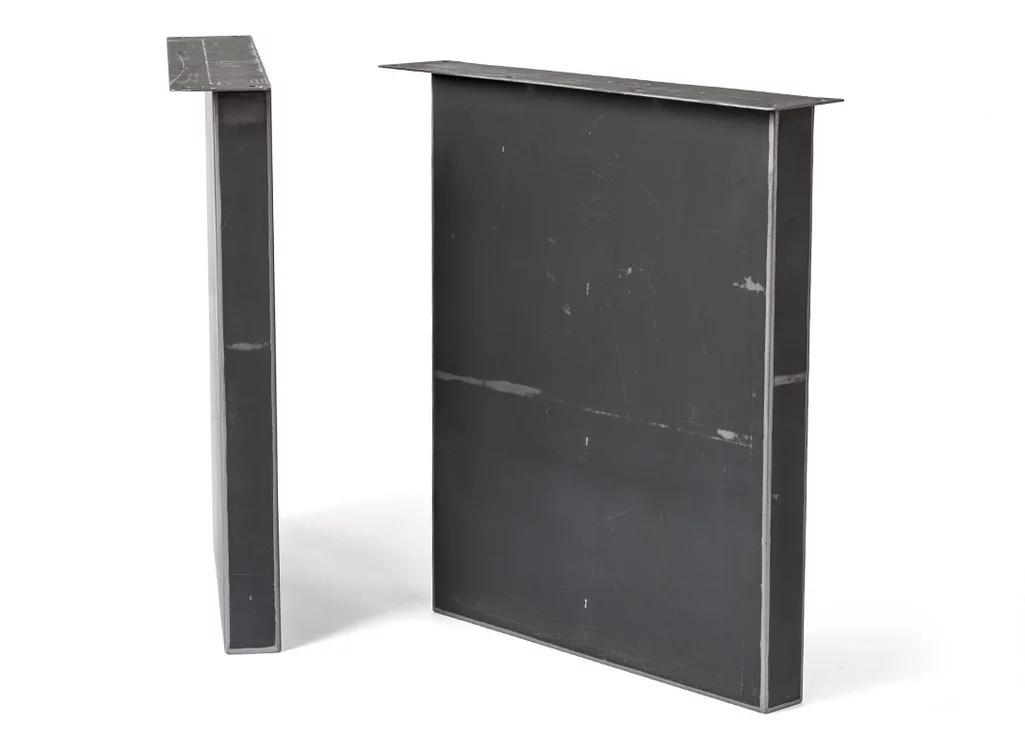 Aufnahmeplatte an Esstischwange einseitig angeschweißt für bündige Montage an der Tischplatte Aufnahmeplatte an Esstischwange einseitig angeschweißt für bündige Montage an der Tischplatte