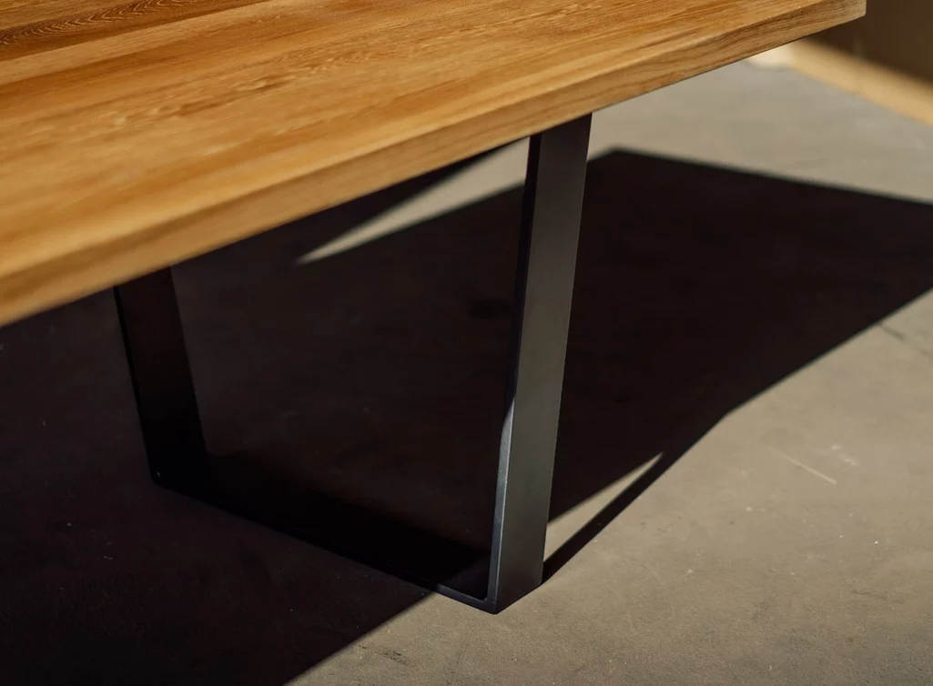 Massiver Eiche Esstisch mit trapezförmigen Tischkufen aus Stahl