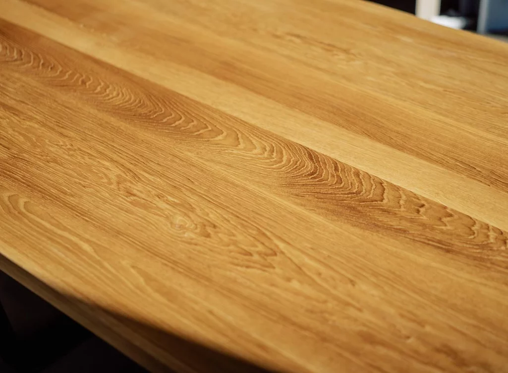 Stahlkufen Esstisch mit massiver Eichenholztischplatte astfrei