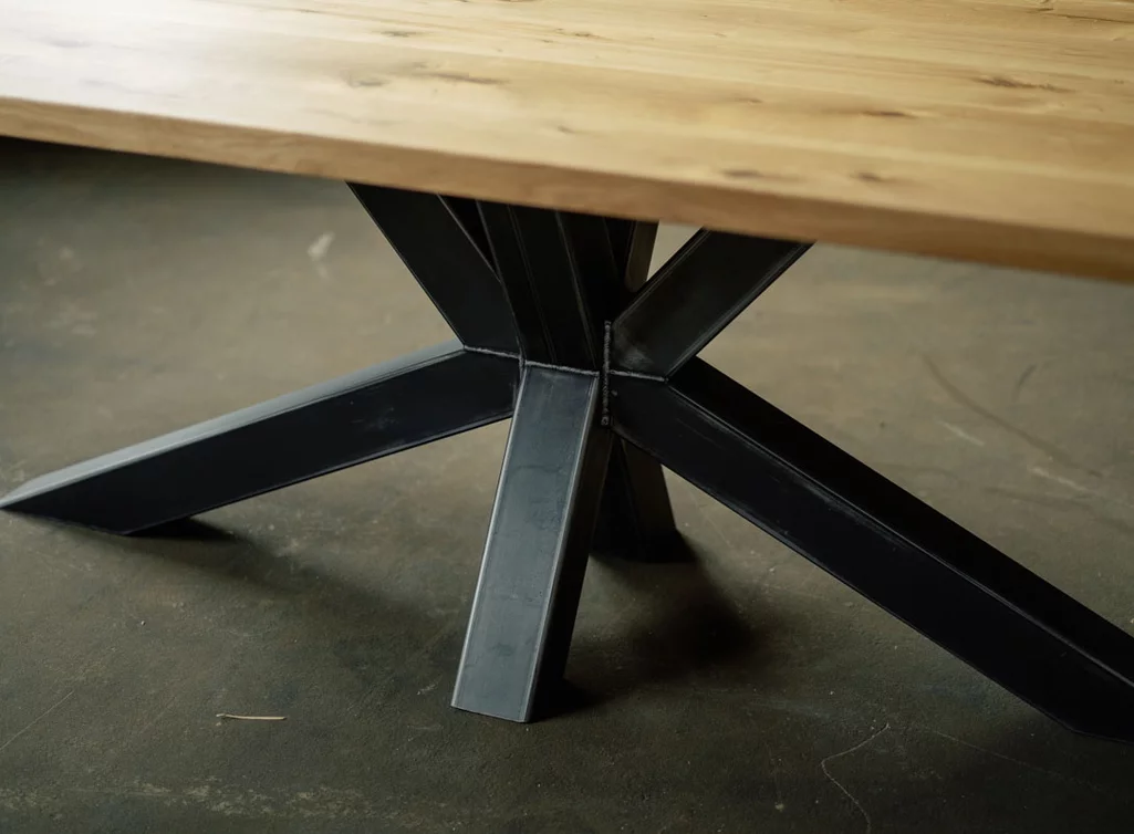 Detailansicht Stahl Doppelkreuz Esstisch Mittelfußgestell