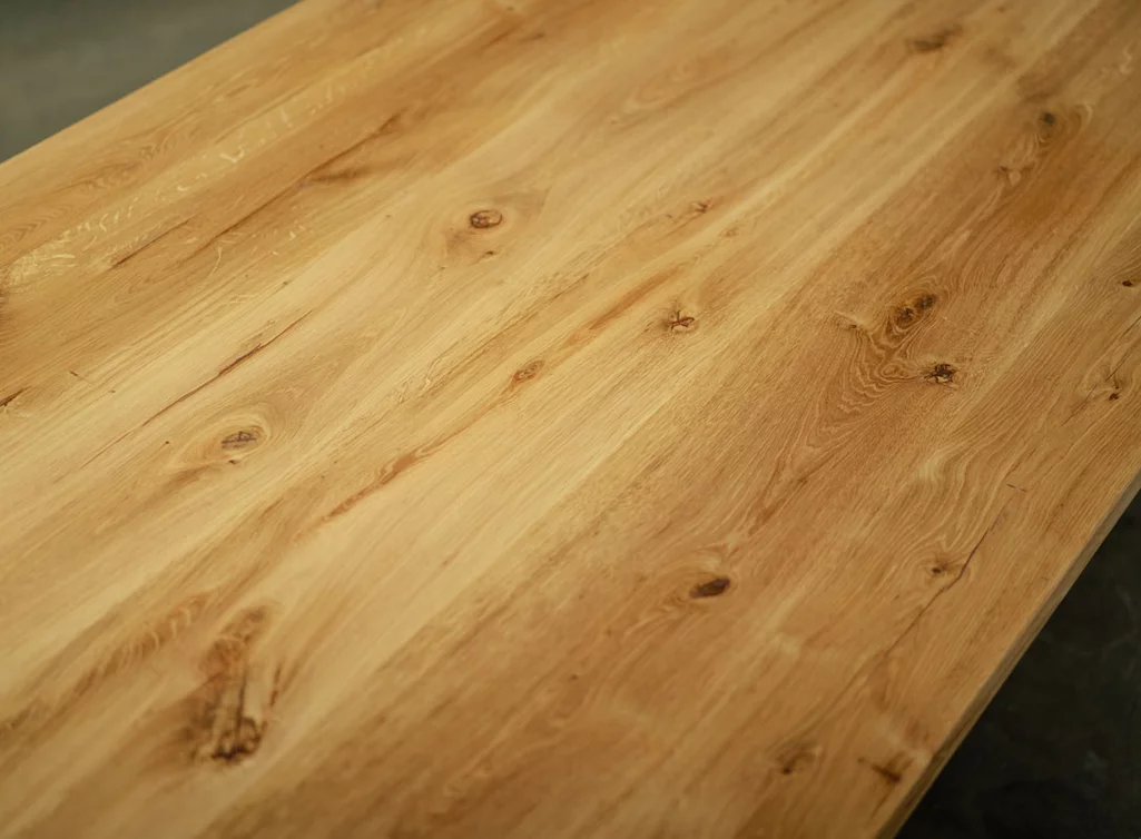 Detailansicht Eiche Massivholz mit Astanteil in lackierter Ausführung