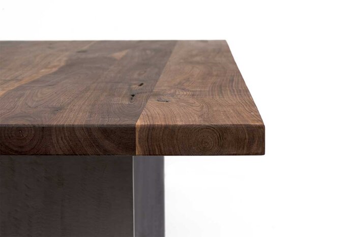 Detail Tischplatte Nussbaum mit charakterstarkem Ast- und Splintholzanteil