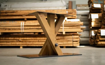 Tischuntergestell Mittelfuß mit Holzbeinen in charakterstarker Eiche Tischuntergestell Mittelfuß mit Holzbeinen in charakterstarker Eiche
