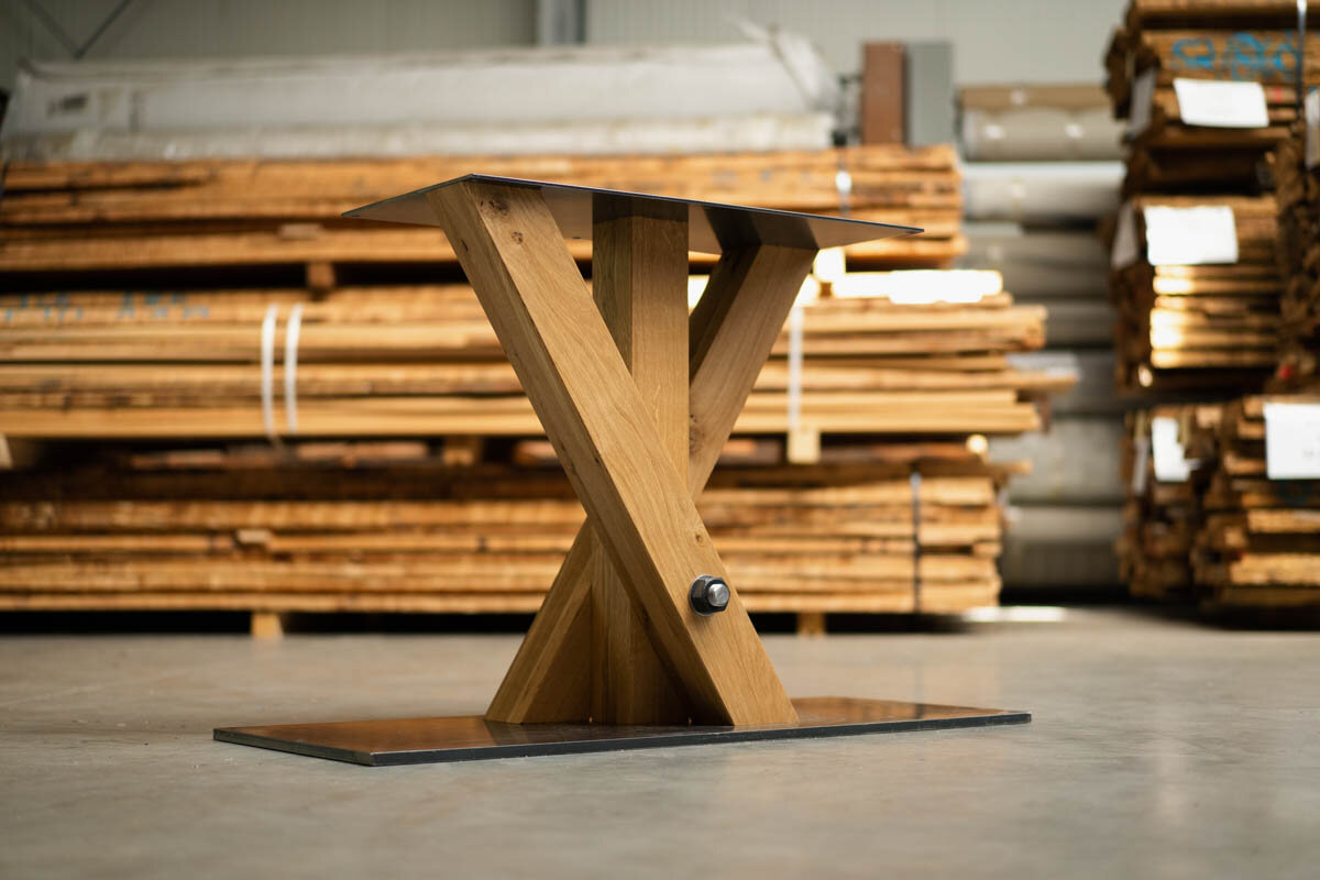 Tischuntergestell Mittelfuß mit Holzbeinen in charakterstarker Eiche