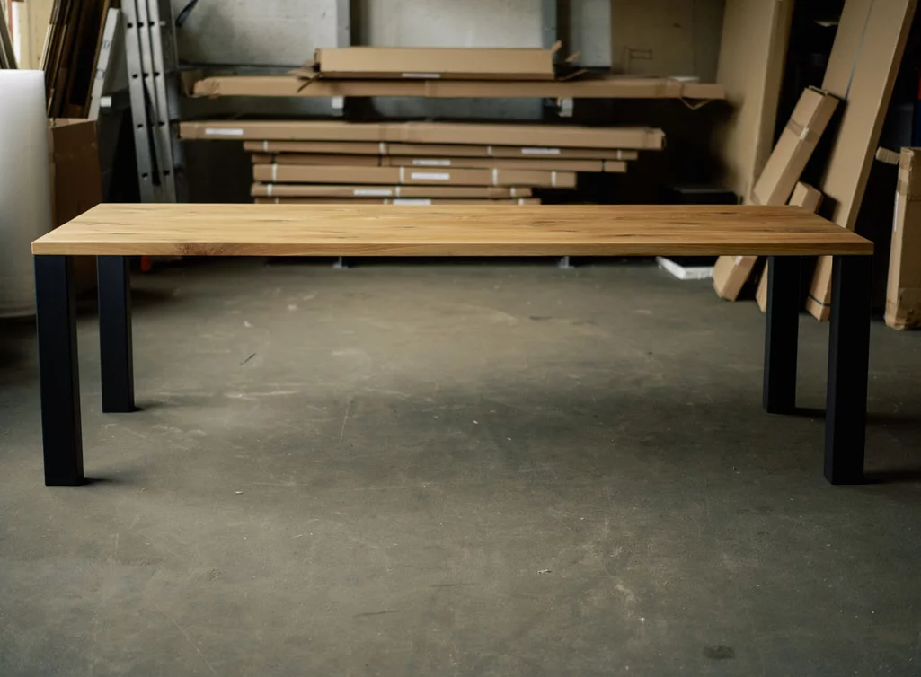 Eichenholztisch mit Stahlbeinen im puren Industriedesign Eichenholztisch mit Stahlbeinen im puren Industriedesign