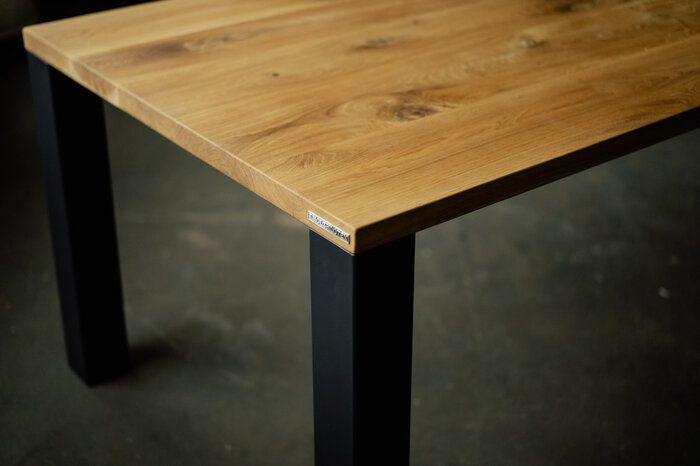 Eichenholztisch mit Stahlbeinen in unterschiedlichen Profilstärken verfügbar