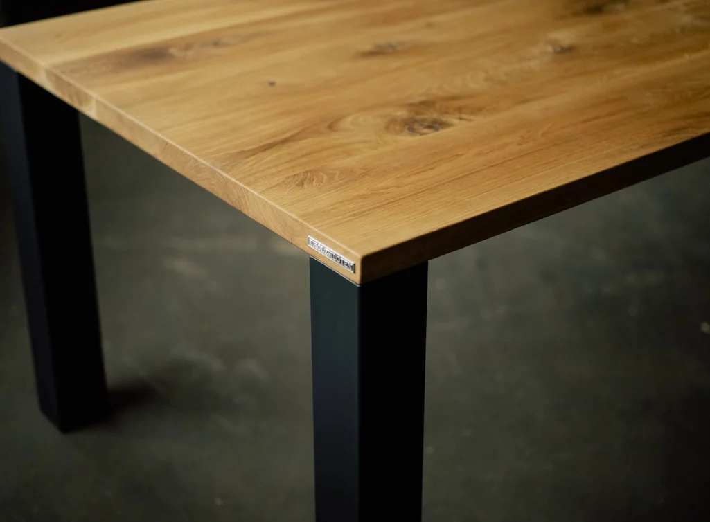Eichenholztisch mit Stahlbeinen in unterschiedlichen Profilstärken verfügbar Eichenholztisch mit Stahlbeinen in unterschiedlichen Profilstärken verfügbar