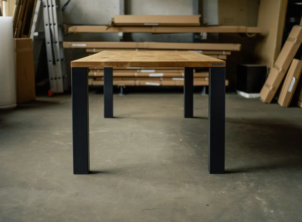 Industriedesign Eiche Tisch in vollmassiver Ausführung mit Stahlbeinen Industriedesign Eiche Tisch in vollmassiver Ausführung mit Stahlbeinen