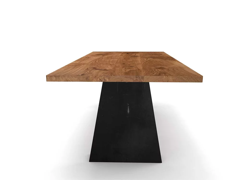 Massivholz Esstisch mit schräg gefertigten Wangen aus Eisen