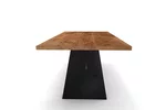 Massivholz Esstisch mit schräg gefertigten Wangen aus Eisen