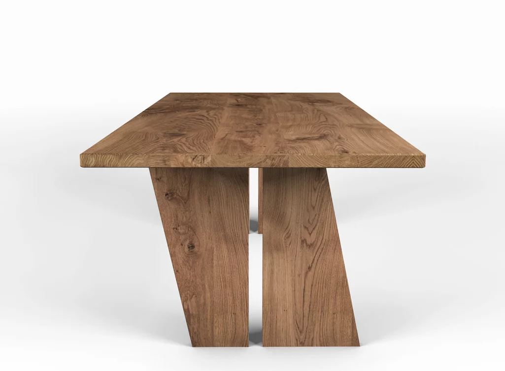 Esstisch aus charaktervoller Eiche in der Frontalansicht Esstisch aus charaktervoller Eiche in der Frontalansicht
