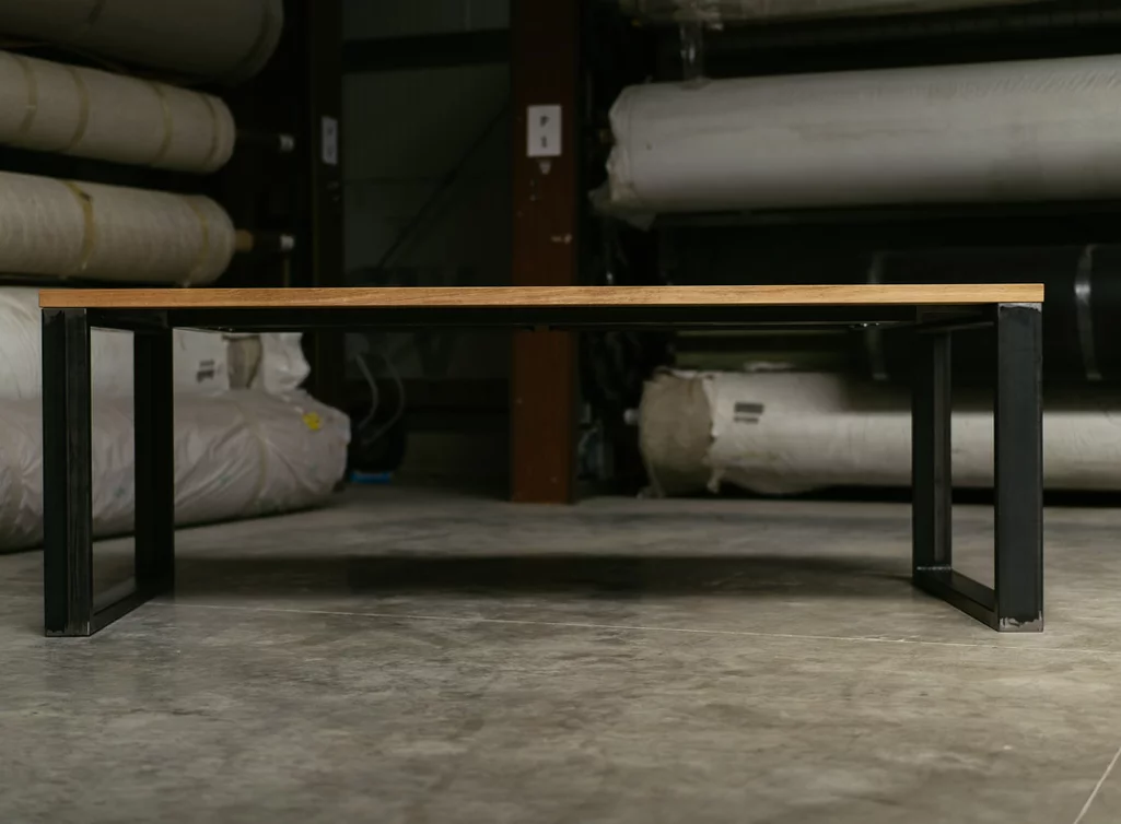 Selbsttragendes und demontierbares Stahlgestell unter Eiche Massivholz Tischplatte Selbsttragendes und demontierbares Stahlgestell unter Eiche Massivholz Tischplatte