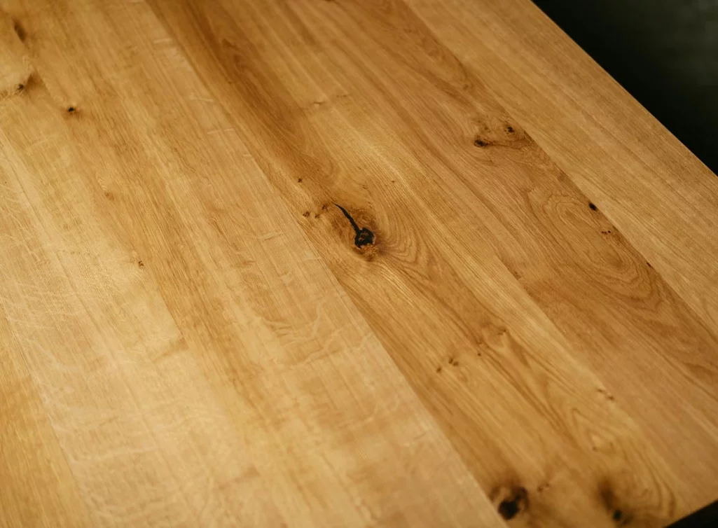 Detailansicht: Holzmaserung Eichenholz Tischplatte mit Ast- und Splintholzanteil Detailansicht: Holzmaserung Eichenholz Tischplatte mit Ast- und Splintholzanteil