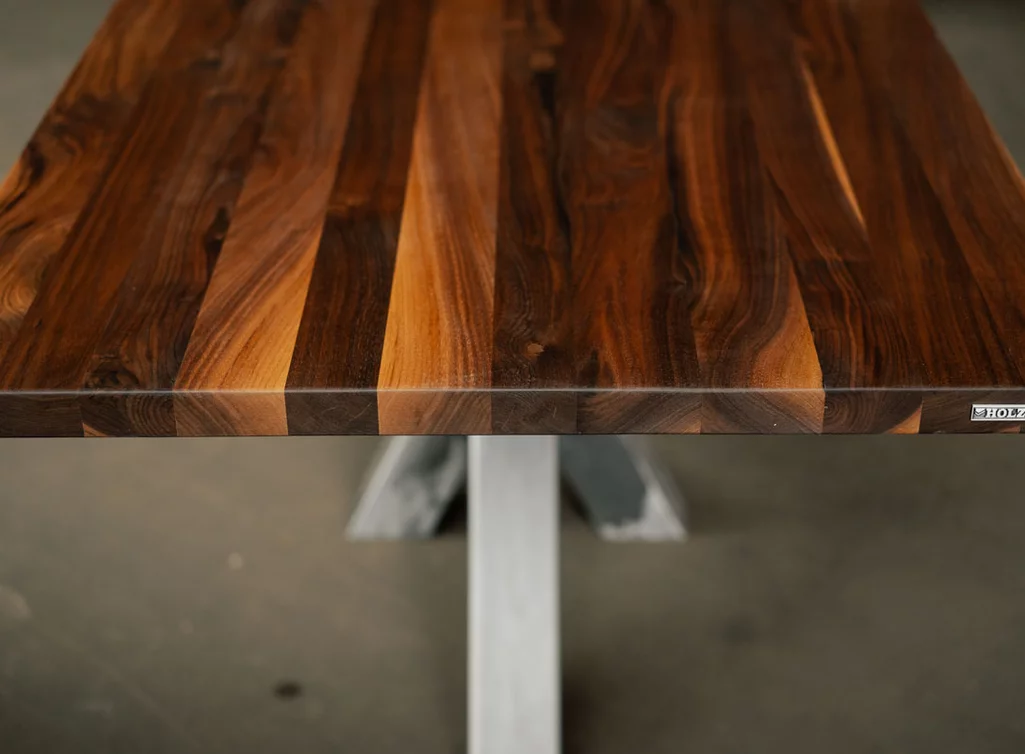 4cm starke Nussbaum Massivholzplatte in der Ausführung schmale Riegel