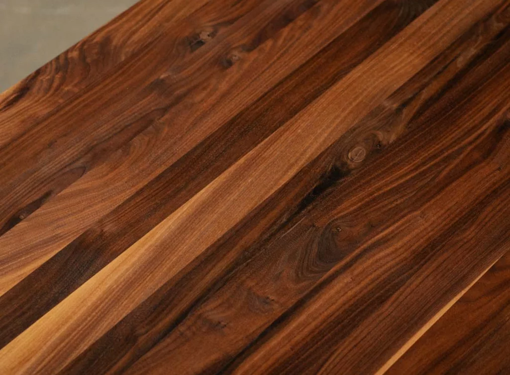 Detailansicht Nussbaum Tischplatte KL878-T mit Ast- und Splintholzanteil