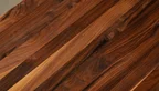Detailansicht Nussbaum Tischplatte KL878-T mit Ast- und Splintholzanteil
