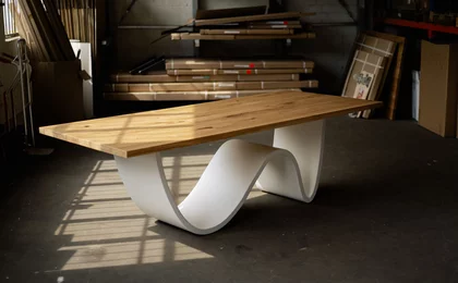 Designertisch aus vollmassivem Eichenholz mit einem Wellengestell gefertigt. Designertisch aus vollmassivem Eichenholz mit einem Wellengestell gefertigt.