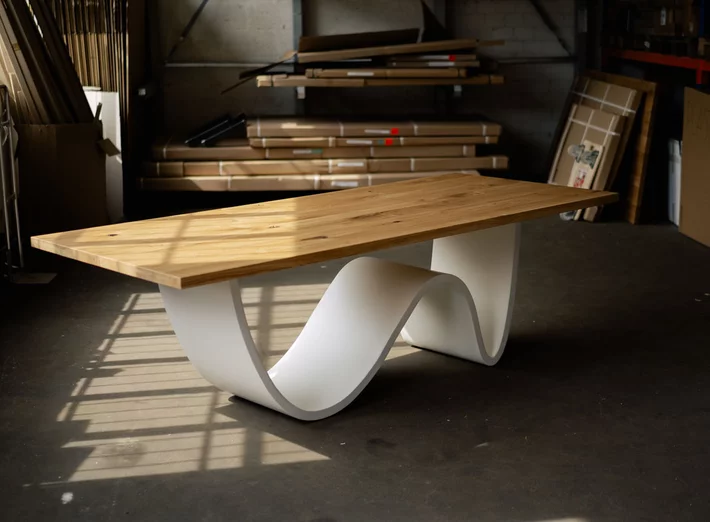 Designertisch aus vollmassivem Eichenholz mit einem Wellengestell gefertigt.