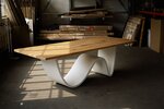 Designertisch aus vollmassivem Eichenholz mit einem Wellengestell gefertigt.