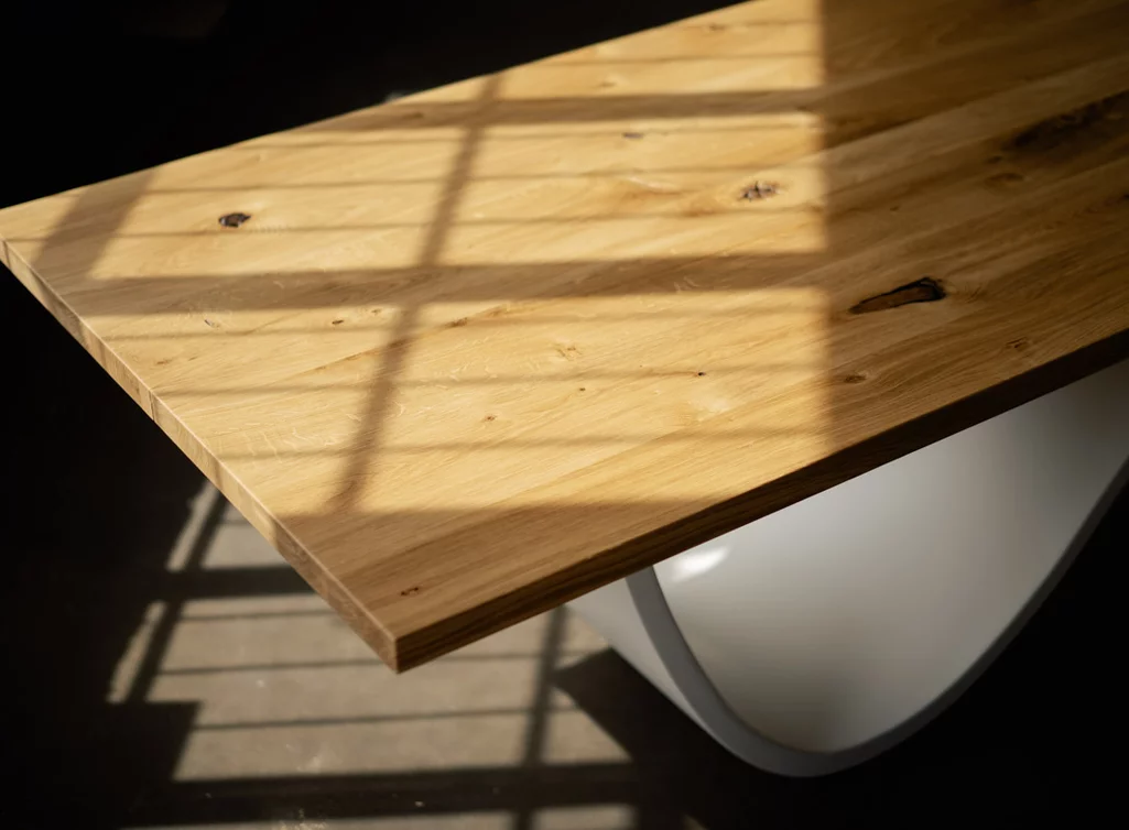 Designertisch Eiche in massiver Ausführung mit einem Metallgestell.