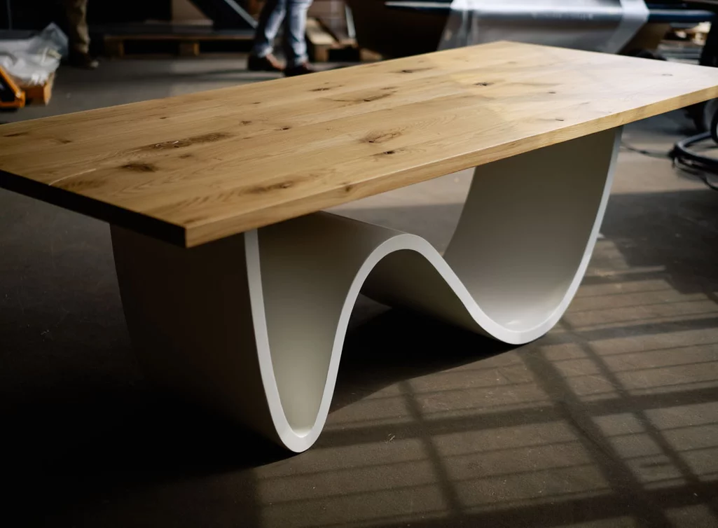 Esstisch Eiche vollmassiv mit Astanteil und einem Wellengestell.