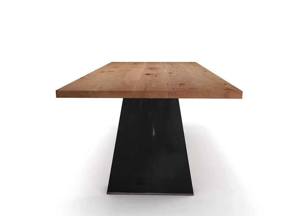 Moderner Tisch auf Maß in Buche mit Stahltischwangen Moderner Tisch auf Maß in Buche mit Stahltischwangen