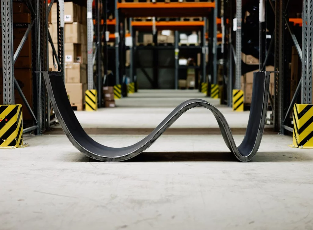 Industriedesign Tischgestell Wave Stahl auf Maß produziert