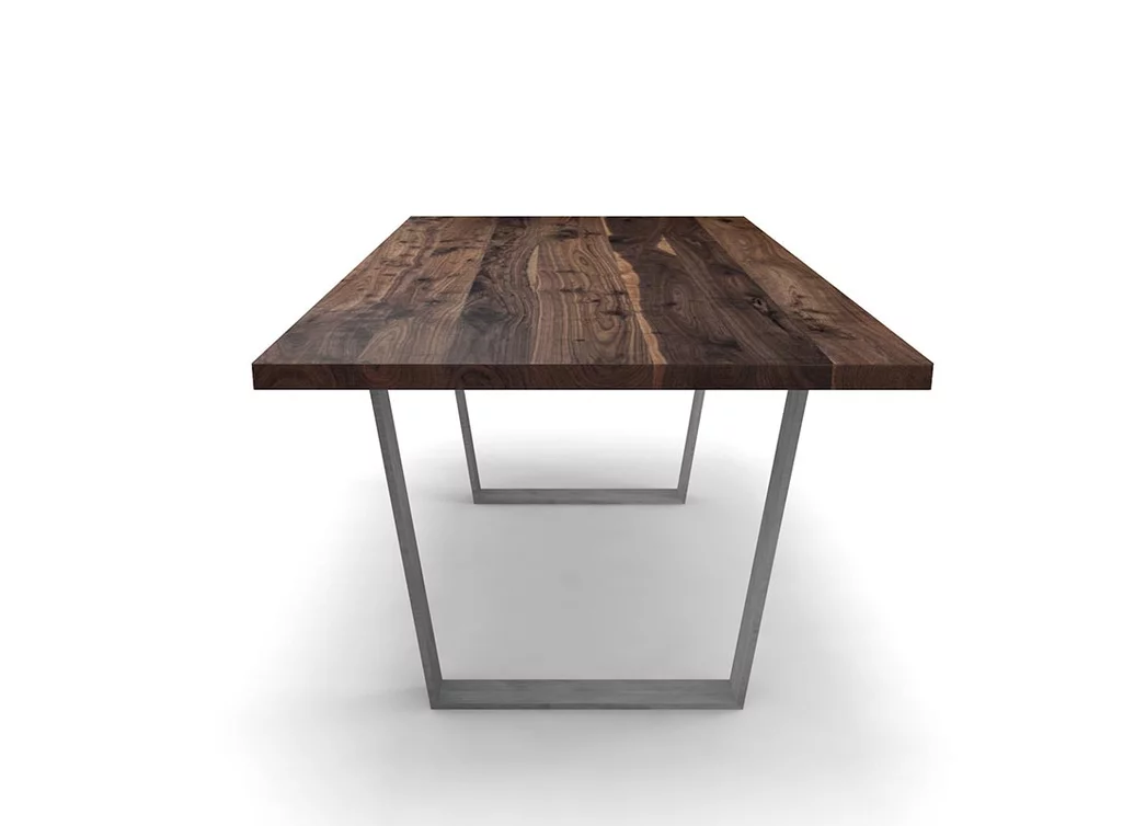 Maßtisch in Nussbaum massiv mit Kufen aus Eisen Maßtisch in Nussbaum massiv mit Kufen aus Eisen