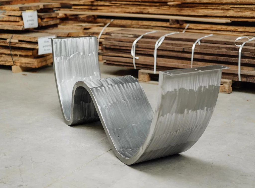 Wellenförmiges Mittelfuß-Gestell GW9525 Modell in Blankstahl