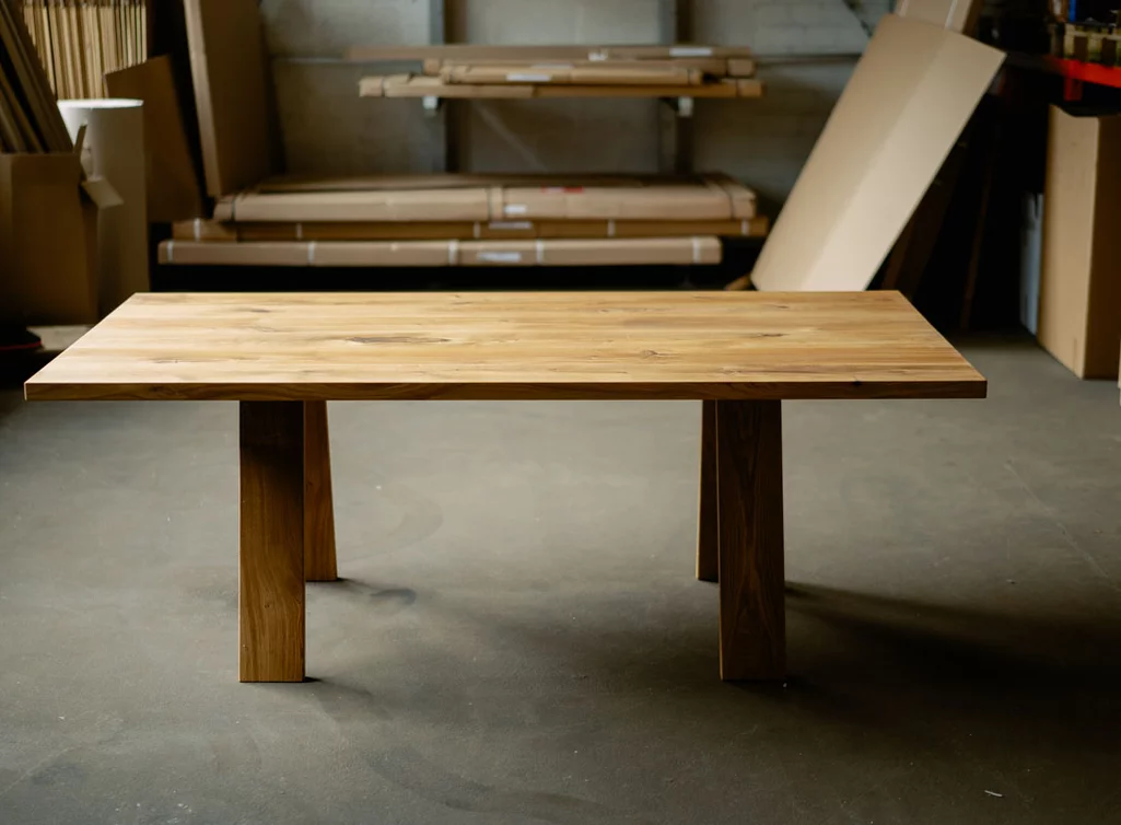 Tisch Eiche massiv nach Maß modern mit Astanteil. Tisch Eiche massiv nach Maß modern mit Astanteil.