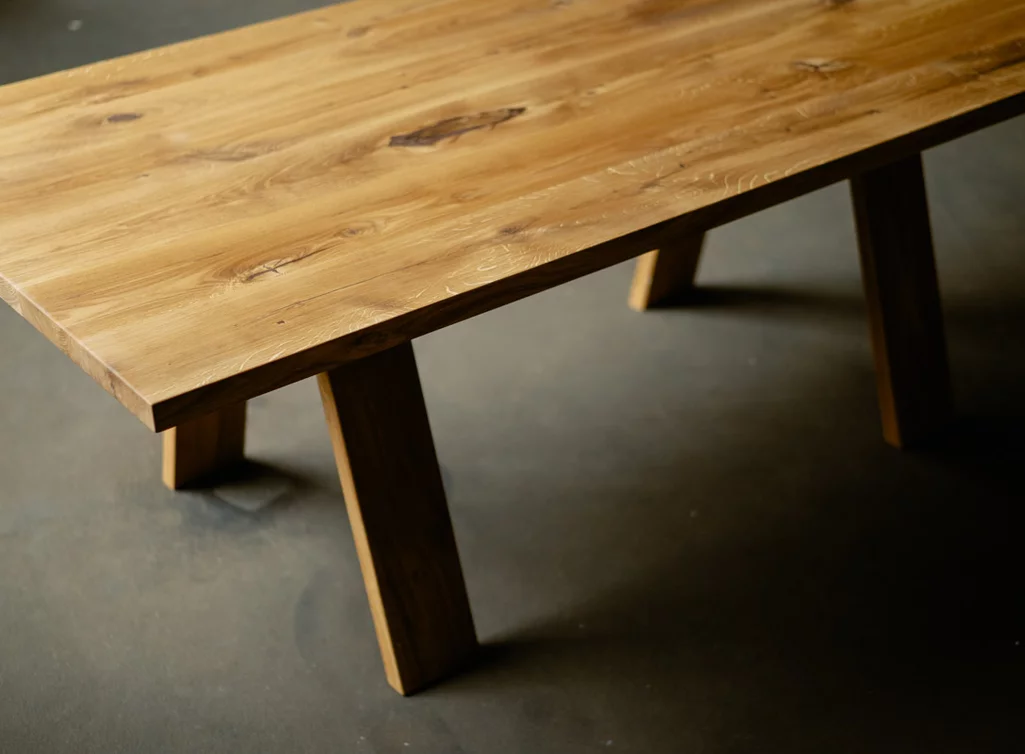 Eichentisch mit Astanteil vollmassiv nach deinem Maß gefertigt. Eichentisch mit Astanteil vollmassiv nach deinem Maß gefertigt.