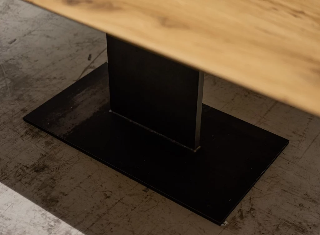 Esstisch massiv auf Maß mit einem Stahl Mittelfuß