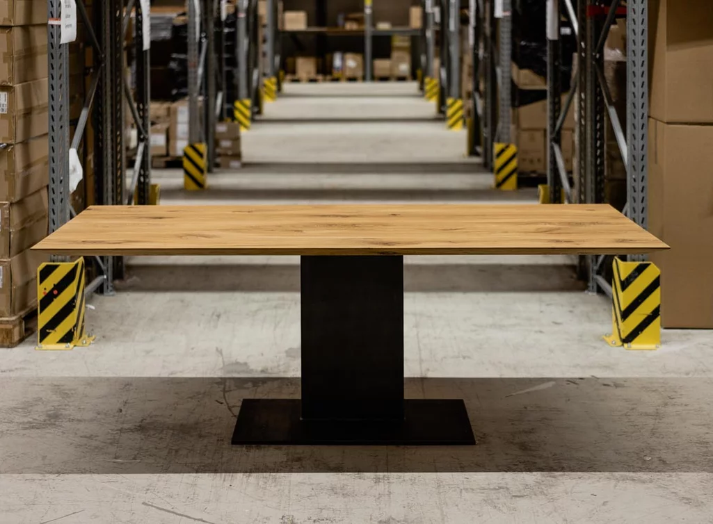 Esstisch massiv mit Schweizer Kante gefertigt